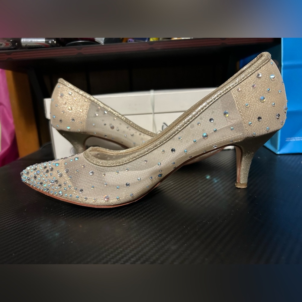 Size 8 - Bought from David’s bridal early last year. Only was used once.